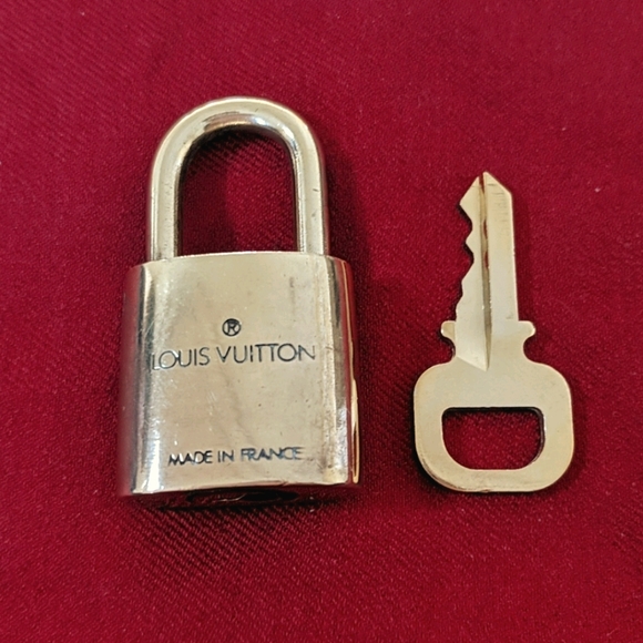 ✨🔐 # 307 Louis Vuitton padlock and key vintage - Picture 2 of 5